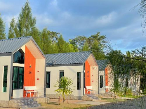 una casa de color naranja y blanco en My Heaven Resort en Trang