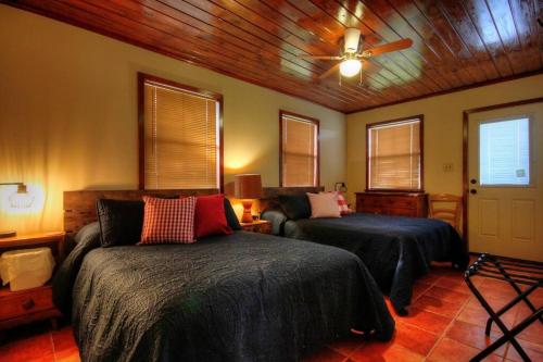 Ένα ή περισσότερα κρεβάτια σε δωμάτιο στο Llano River Ranch - Llano Riverfront Cabin on 100 Acres!