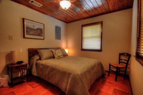Ένα ή περισσότερα κρεβάτια σε δωμάτιο στο Llano River Ranch - Llano Riverfront Cabin on 100 Acres!