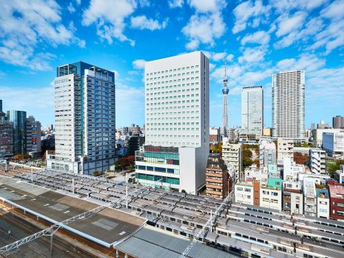widok na miasto z wysokimi budynkami w obiekcie Lotte City Hotel Kinshicho w Tokio