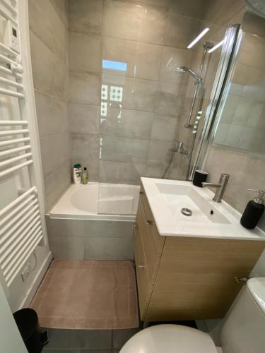 une salle de bain avec toilettes, lavabo et baignoire dans l'établissement Petite échoppe Bordeaux, à Bègles