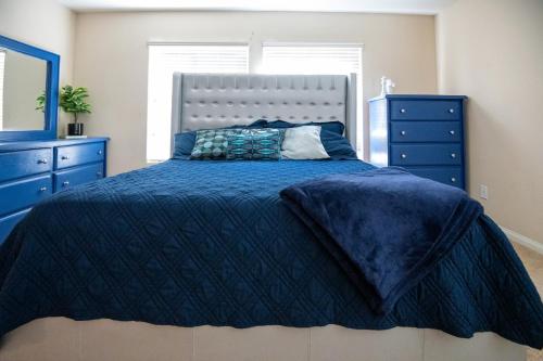 Una cama o camas en una habitación de Large 3BR King Suite Moments Away From Strip