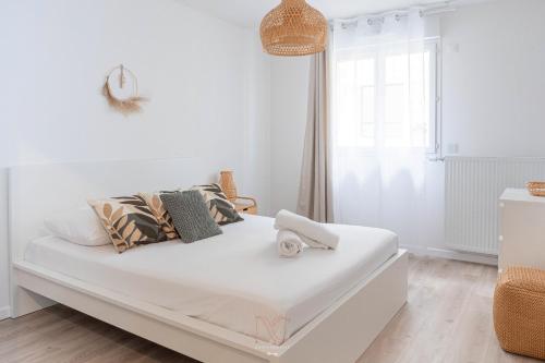 Dormitorio blanco con cama y ventana en *Disneyland-Paris*7pers, Wifi, Parking, Netflix en Chessy