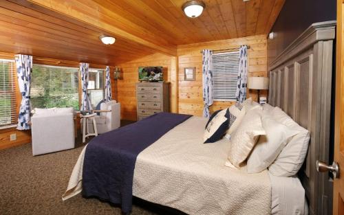 - une chambre avec un lit dans une cabane en bois dans l'établissement Poolin Around, à Gatlinburg