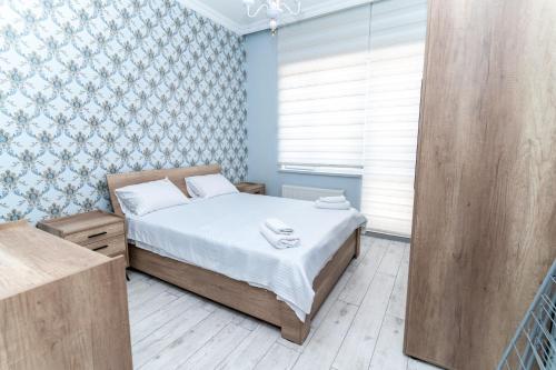 - une petite chambre avec un lit et une fenêtre dans l'établissement Rest House, à İsmayıllı