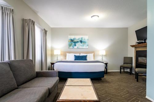 um quarto de hotel com uma cama e um sofá em Inn at the Prom em Seaside