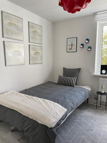 1 dormitorio con 2 camas y lámpara de araña roja en Løkke-bo, en Løkken