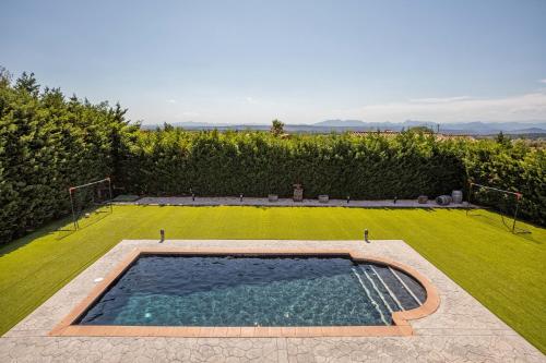 a swimming pool in the middle of a yard at Flateli Peralada in Peralada