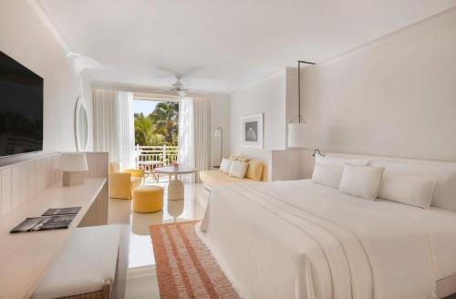 Кровать или кровати в номере LUX* Belle Mare Resort & Villas
