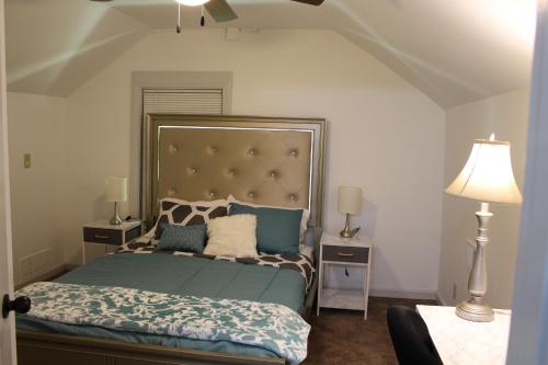 a bedroom with a green bed with a large headboard at Perfect home for families, groups, and gatherings in Atlanta