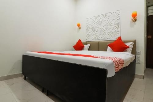 מיטה או מיטות בחדר ב-OYO Flagship KANCHAN PALACE
