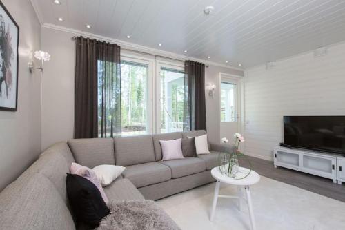 a living room with a couch and a television at Tasokas ok-talo luonnon äärellä lähellä kaupunkia in Seinäjoki