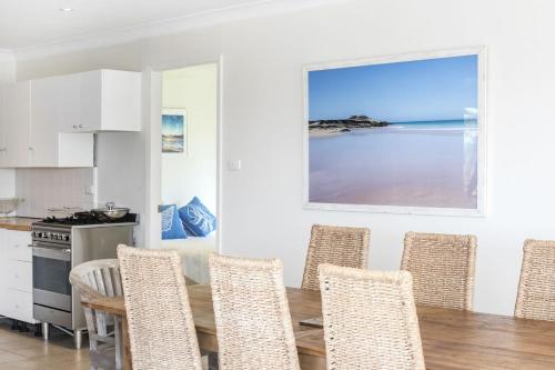 Η κουζίνα ή μικρή κουζίνα στο Mollymook At The Beach