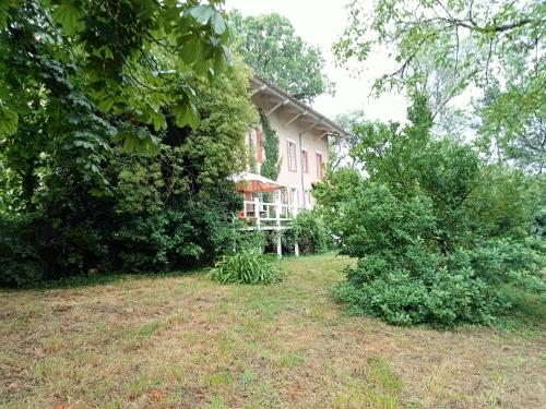 une maison avec une cour devant dans l'établissement Domaine de Frély, à Pouzauges