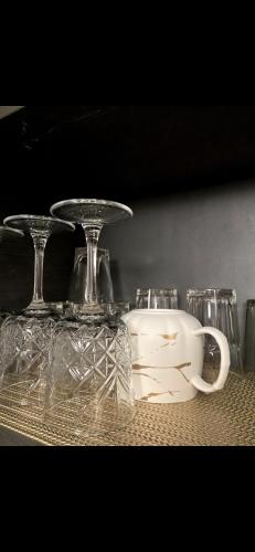 una mesa con dos vasos y una taza y un aucer en Pristigia rabat, en Rabat