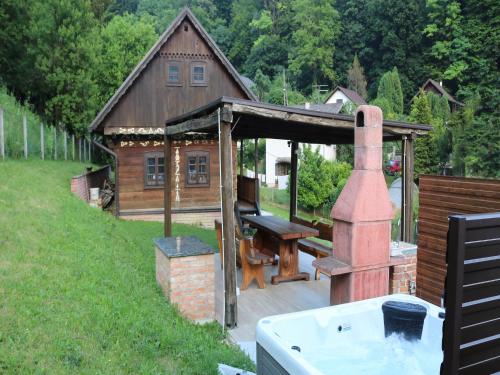una casa con stufa a legna in un cortile di Tradicionalna zagorska drvena kuća Stara murva a Tuheljske Toplice