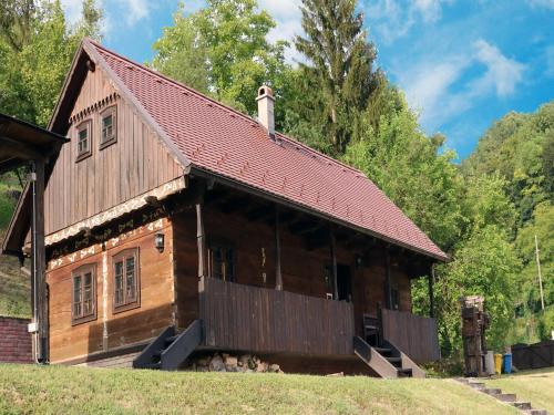 Tradicionalna zagorska drvena kuća Stara murva في توهيلجسكي توبليس: منزل خشبي صغير بسقف احمر