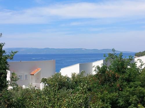 a view of the ocean from the side of a building at Mitan apartman in Tučepi