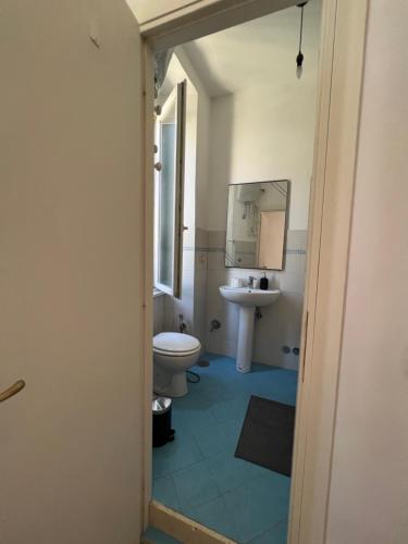 La salle de bains est pourvue de toilettes et d'un lavabo. dans l'établissement Podesti 6, à Rome