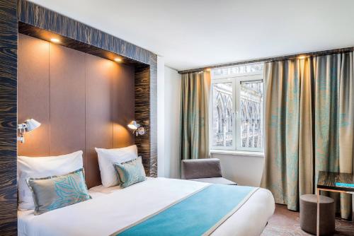 a hotel room with a bed and a window at Motel One Edinburgh-Princes in Edinburgh