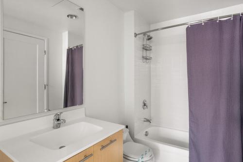 Phòng tắm tại Kendall Square 1BR w Concierge Gym nr MIT BOS-714