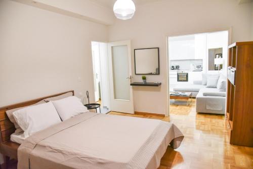 アテネにあるPerfect athensの白いベッドルーム(ベッド1台付)、リビングルーム