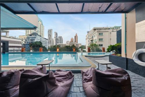 uma vista do último piso de um edifício com piscina em Golden Tulip Mandison Suites em Bangkok