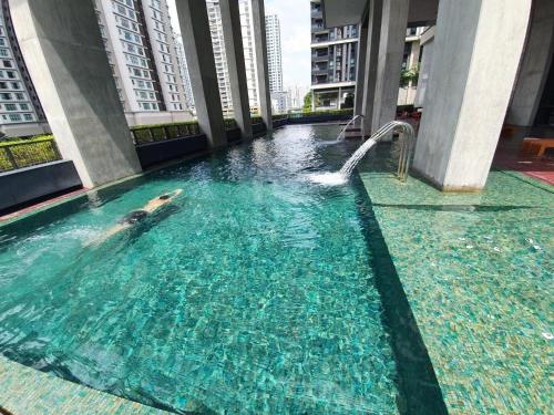 een dolfijn zwemmen in een zwembad in een gebouw bij Arcoris Mont Kiara 163 in Kuala Lumpur