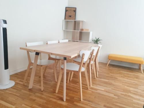 - une table et des chaises en bois dans l'établissement ''Le Verlaine'' T2 au cœur de l'agglomération Lyonnaise, à Villeurbanne