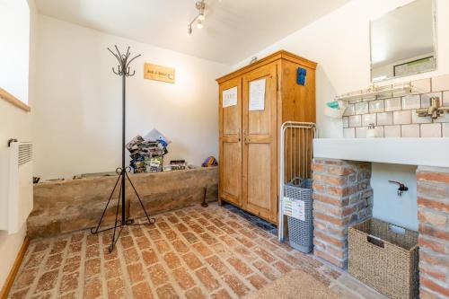 um quarto com uma lareira e uma porta de madeira em Gîte Bed & Bedot em Fauvillers