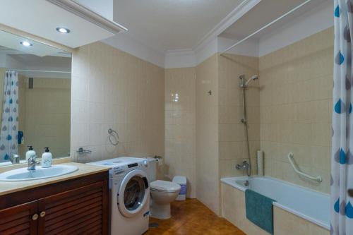 łazienka z pralką, umywalką i pralką w obiekcie Apartment Marzipans'Oasis w San Miguel de Abona