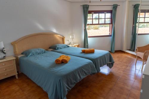 sypialnia z łóżkiem z dwoma ręcznikami w obiekcie Apartment Marzipans'Oasis w San Miguel de Abona
