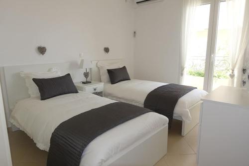 Ліжко або ліжка в номері Miss Nefeli - Marvelous Stone Apartment in Perdika-Aegina