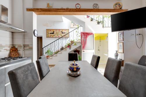 a kitchen and dining room with a table and chairs at Da Flavia in Riola Sardo