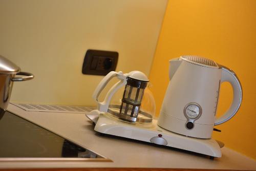 a white blender sitting on top of a counter at Chalet Matteo in Livigno