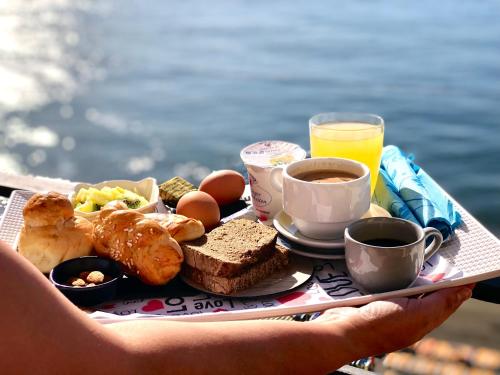 un vassoio con prodotti per la colazione e caffè su un tavolo di B&B Vista Mare a Napoli