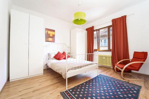 um quarto com uma cama, uma cadeira e um tapete em Central Apartment 2BD Next to Vitosha Bul. em Sófia