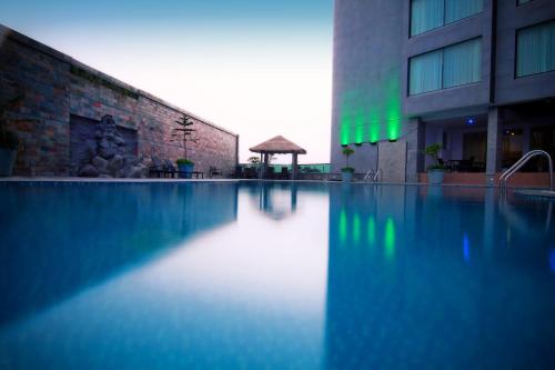 una piscina frente a un edificio en Ocean Paradise Hotel and Resort, en Cox's Bazar