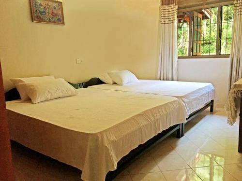 เตียงในห้องที่ Green Echo Villa - Hapugala