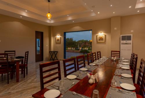 Un restaurante o sitio para comer en The Shakti Vilas By Trulyy