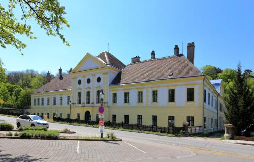 un grande edificio giallo con tetto marrone di WeinlandMotel a Ebenthal