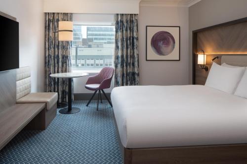 Ένα ή περισσότερα κρεβάτια σε δωμάτιο στο Hilton Glasgow