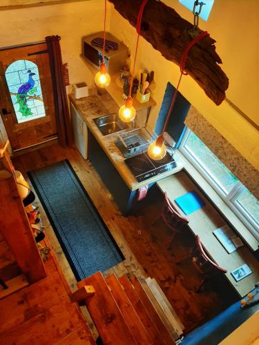 una vista aérea de una cocina con encimera en Y Smithy en Llanybydder