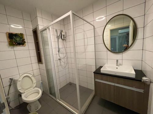 a bathroom with a shower and a toilet and a sink at 《碧水莊園》亞洲公寓設計大獎一室一廳整套Bangkok曼谷拉差達新商業區火車夜市 in Bangkok