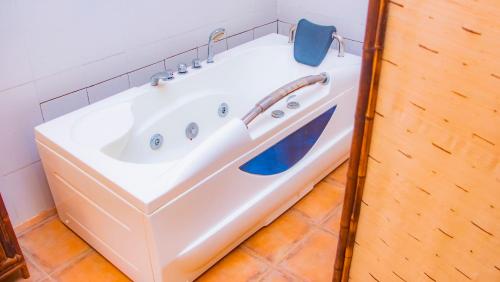 Bilik mandi di Reva Castel