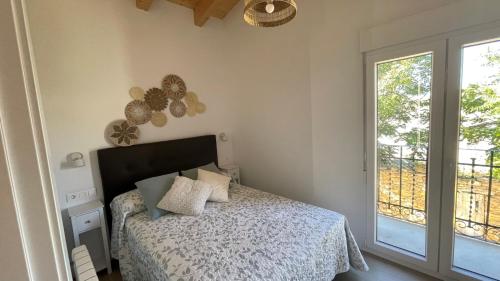 a bedroom with a bed and a window at APARTAMENTOS AREKORATAS 255 y 256 in Muro de Ágreda