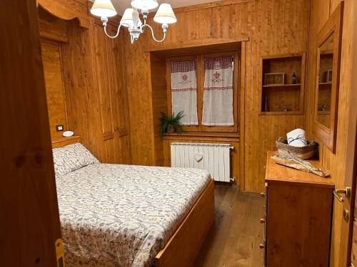 sypialnia z łóżkiem w drewnianym pokoju w obiekcie Luxury Suite Terminillo w mieście Terminillo