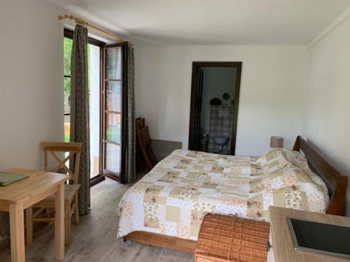 1 dormitorio con cama, mesa y sidx sidx sidx de mesa en Chalupa Krompach, en Krompach