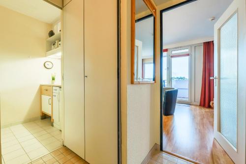 eine Küche und ein Wohnzimmer mit Glasschiebetüren in der Unterkunft Berolina Wohnung 302 in Dahme