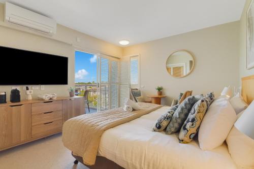 Ένα ή περισσότερα κρεβάτια σε δωμάτιο στο Quiet Apartment in Mantra Salt Beach by uHoliday - 2BR, 1BR and Hotel Room configurations available